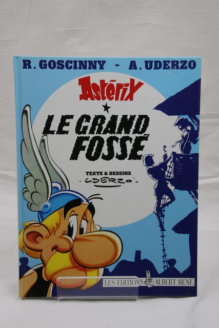 Astérix Le Grand Fossé, bande dessinée - photo 1