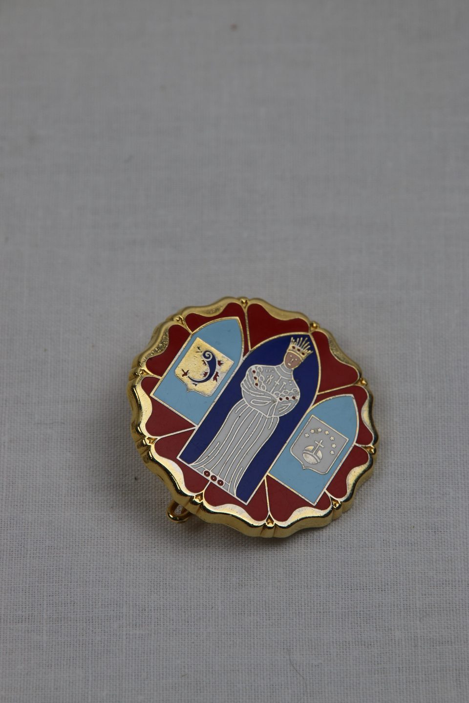 Broche émaillée à l'effigie d'une figure royale - photo 1