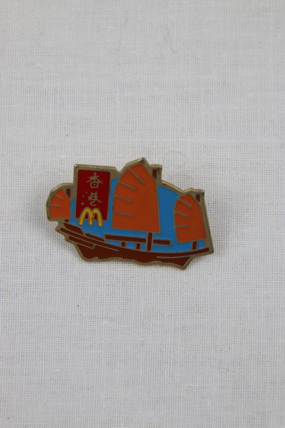 Pin's souvenir bateau traditionnel Hong Kong - photo 1