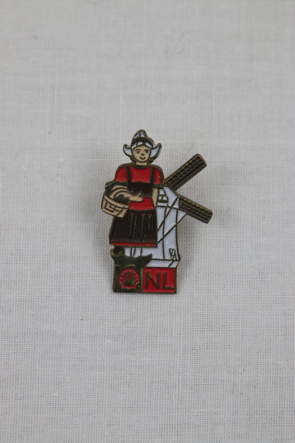 Pin's souvenir de paysanne et moulin - photo 1