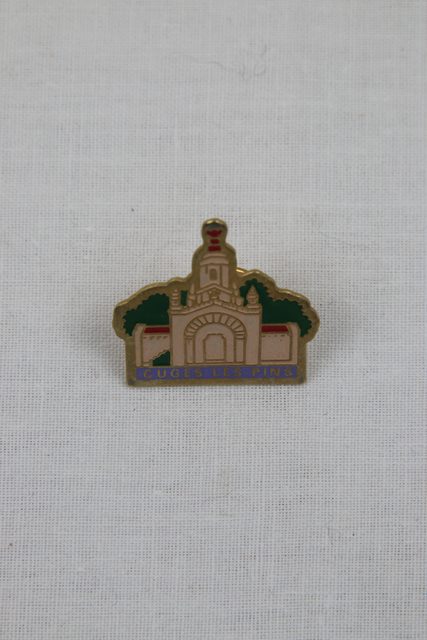Pin's souvenir Cuges Les Pins - photo 1
