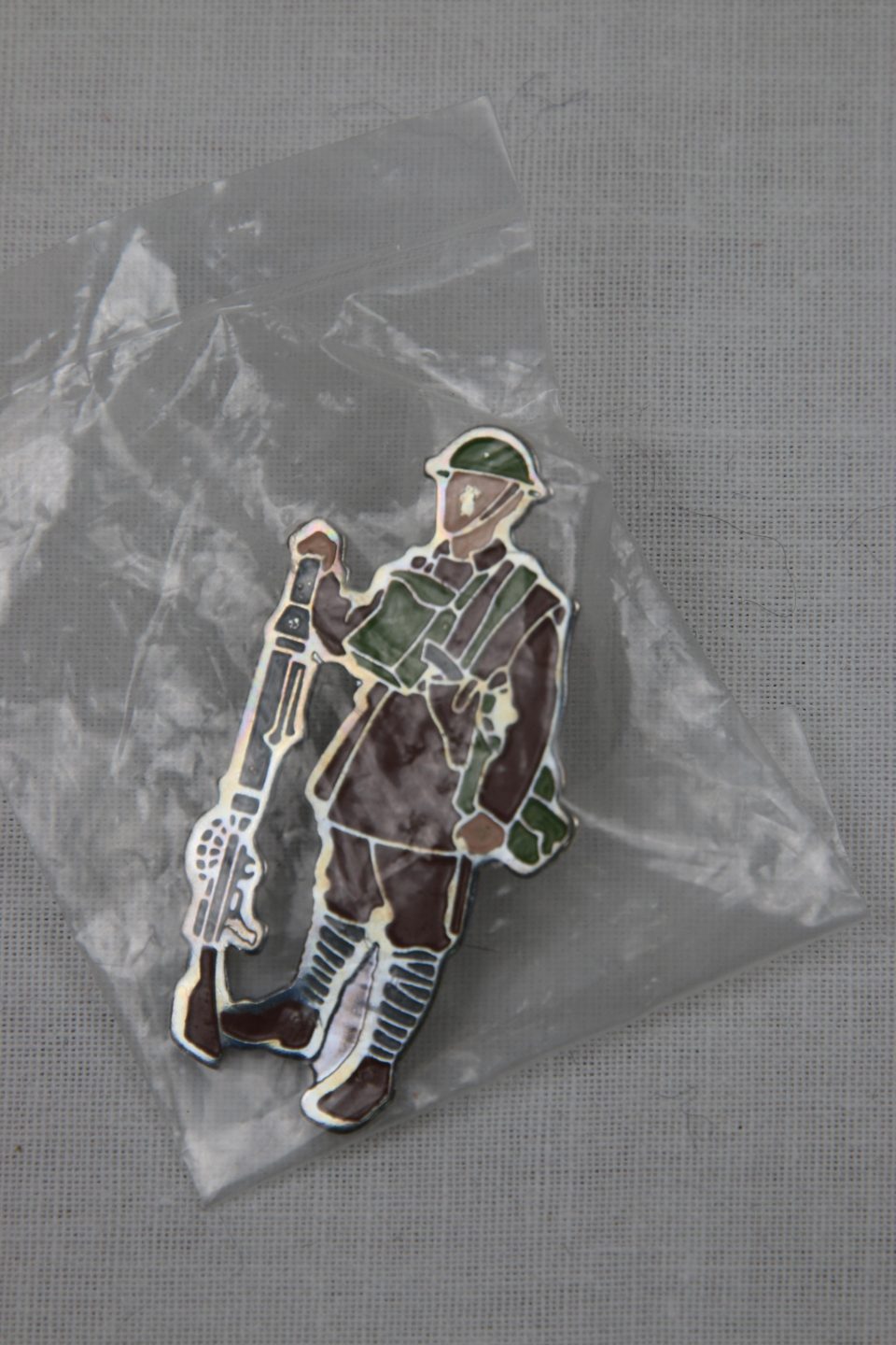Pin's militaire figurine soldat en tenue - photo 1