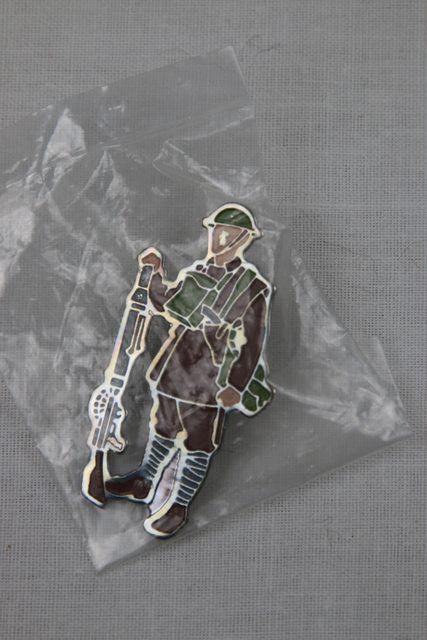 Pin's militaire figurine soldat en tenue - photo 1