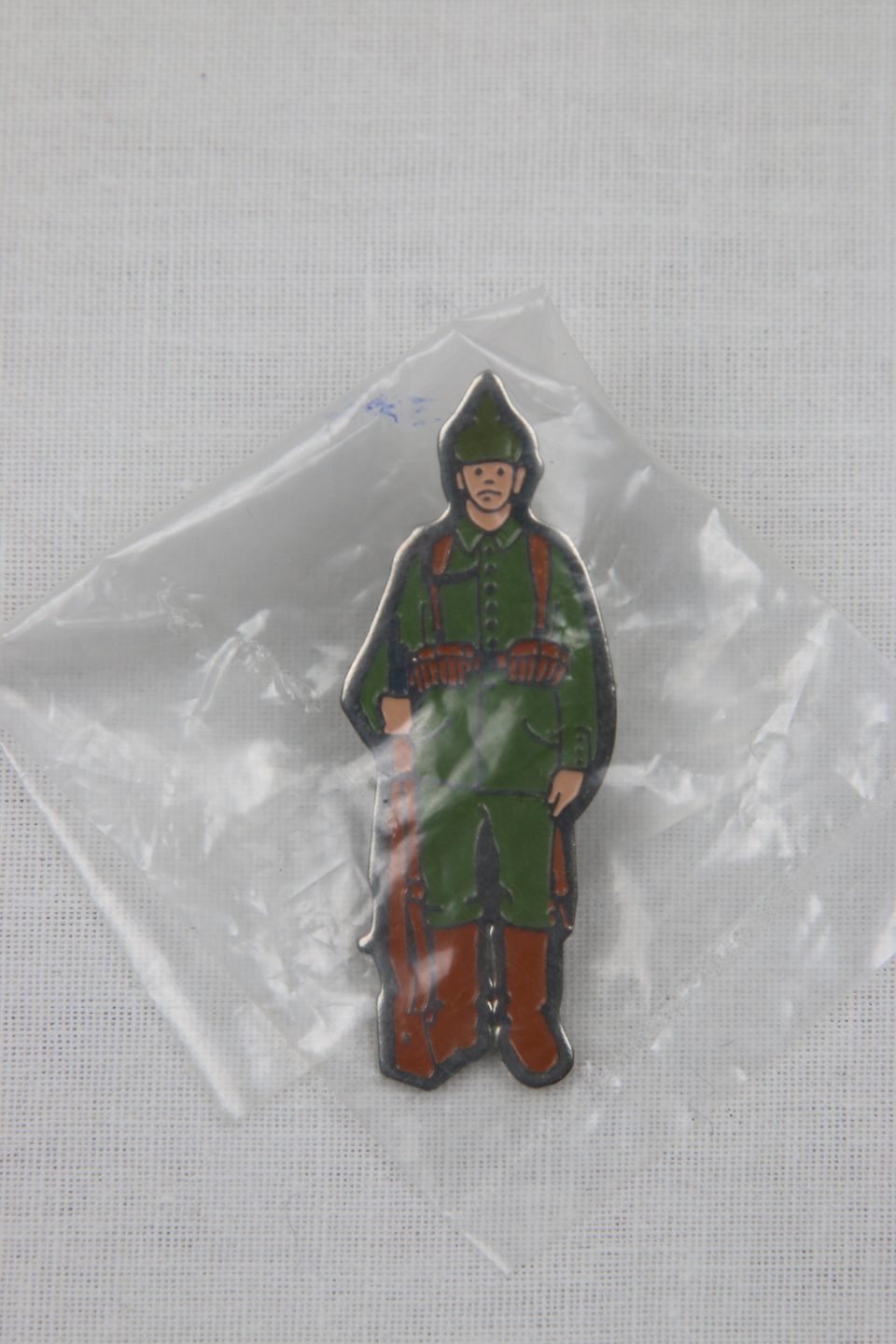 Pin's militaire en métal et émail - photo 1
