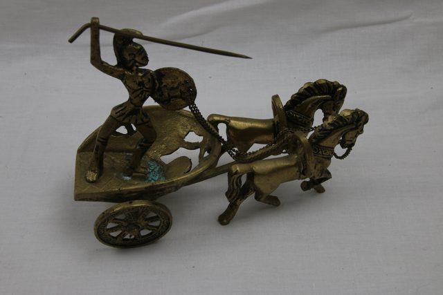 Figurine guerrier romain avec char et chevaux en métal - photo 1